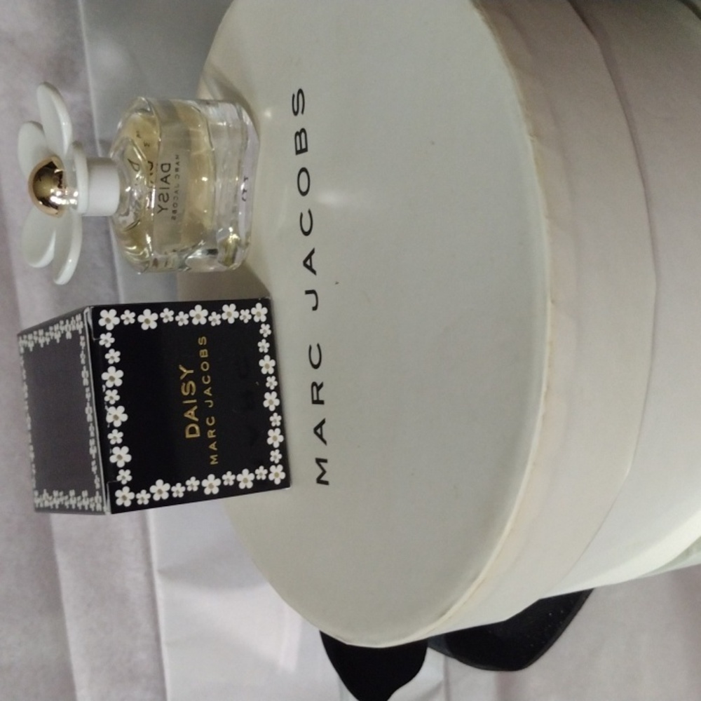 MARC JACOBS 🎁 Perfume, 2 Eau de Toilette, Perfumed Lotion, Permanent Case NWT - Picture 4 of 11